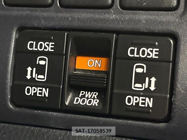 Toyota VOXY 2015-07 6817928-5