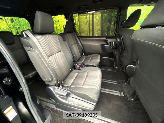 Toyota VOXY 2019-08 6817907-8