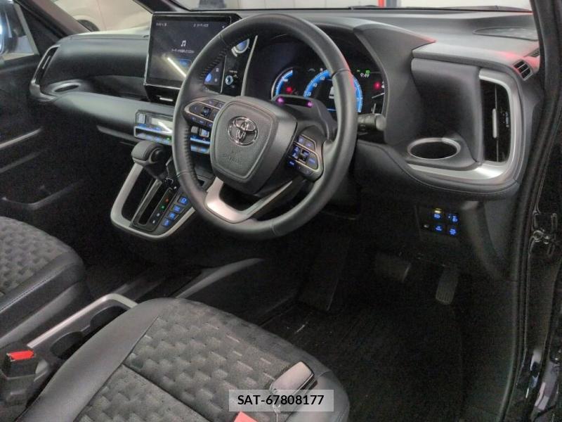 Toyota VOXY 2023 6820151-4