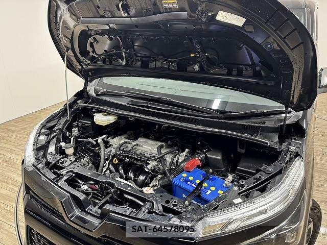 Toyota VOXY 2021-03 6817905-17