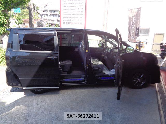 Toyota VOXY 2012-11 6817963-9