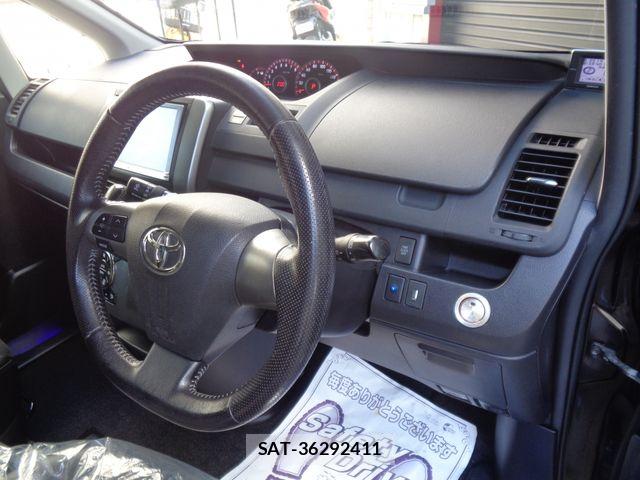 Toyota VOXY 2012-11 6817963-22