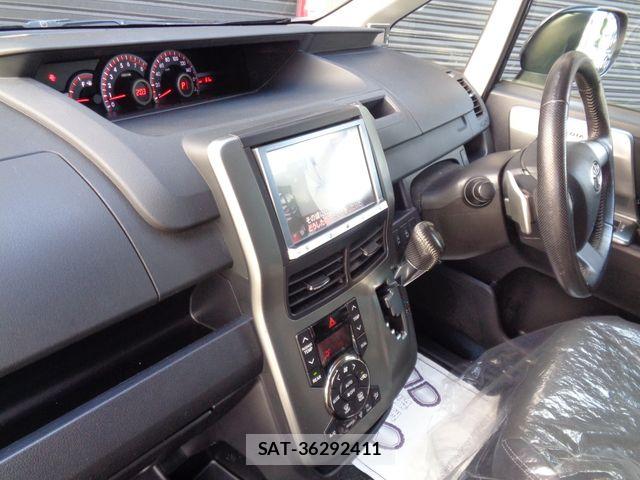 Toyota VOXY 2012-11 6817963-23
