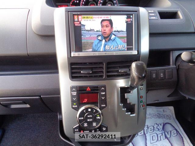 Toyota VOXY 2012-11 6817963-24