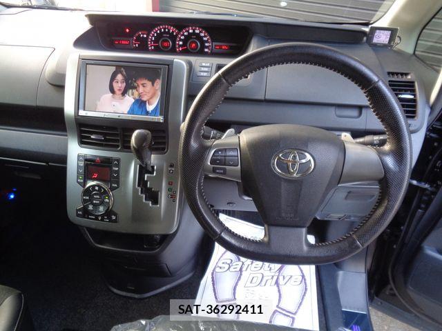 Toyota VOXY 2012-11 6817963-2