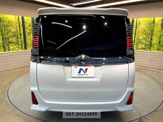 Toyota VOXY 2021-12 6817898-14
