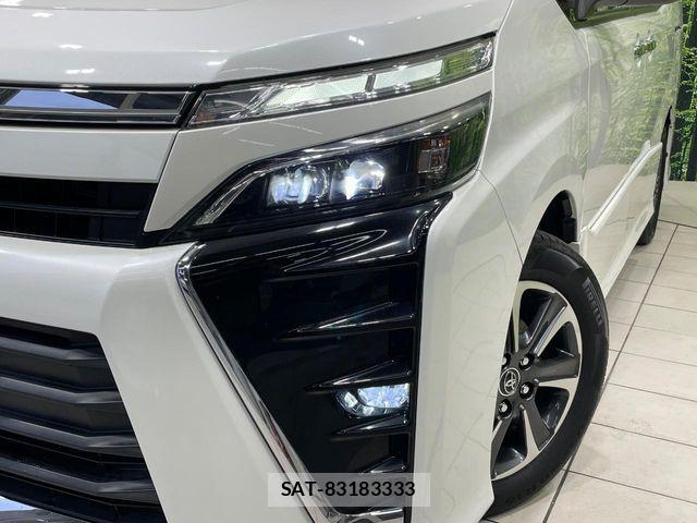 Toyota VOXY 2018-06 6817934-12