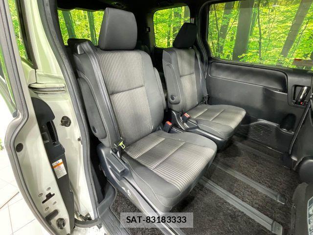 Toyota VOXY 2018-06 6817934-8