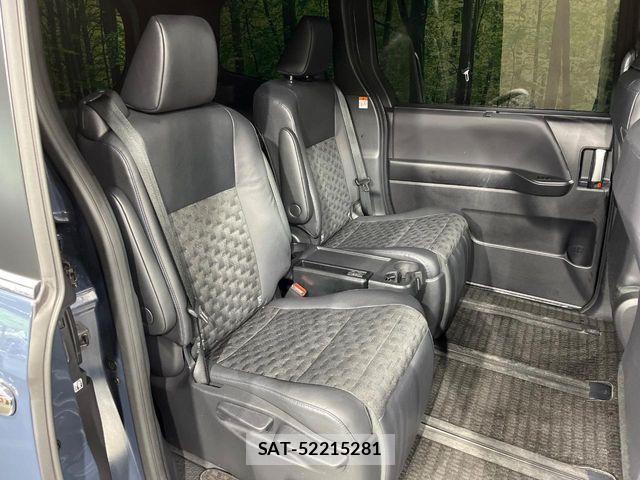 Toyota VOXY 2023-09 6817895-8