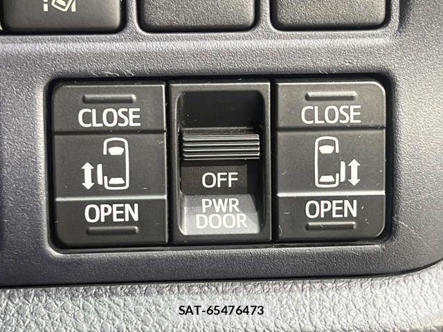 Toyota VOXY 2017-06 6817960-4
