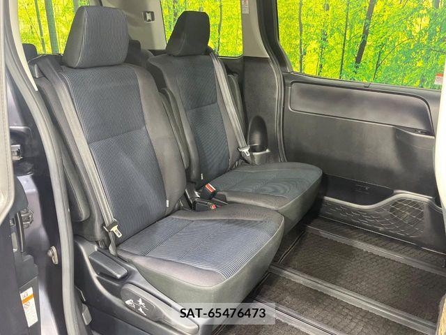 Toyota VOXY 2017-06 6817960-8