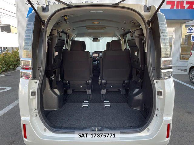 Toyota VOXY 2017-07 6817949-10