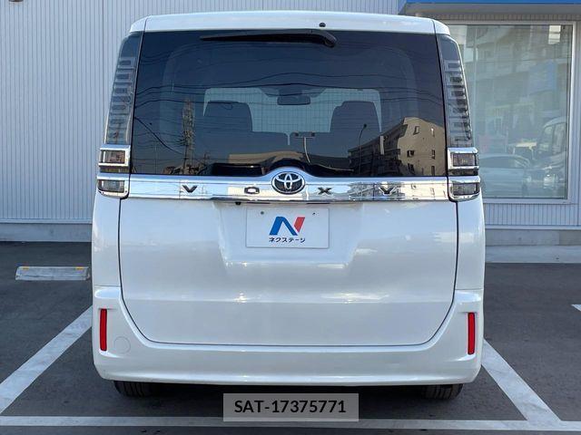 Toyota VOXY 2017-07 6817949-15