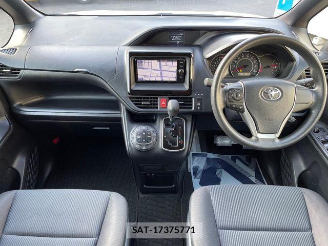 Toyota VOXY 2017-07 6817949-1