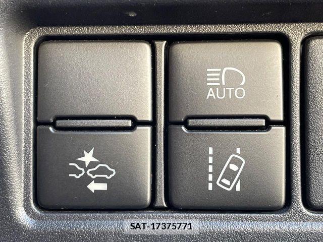 Toyota VOXY 2017-07 6817949-3