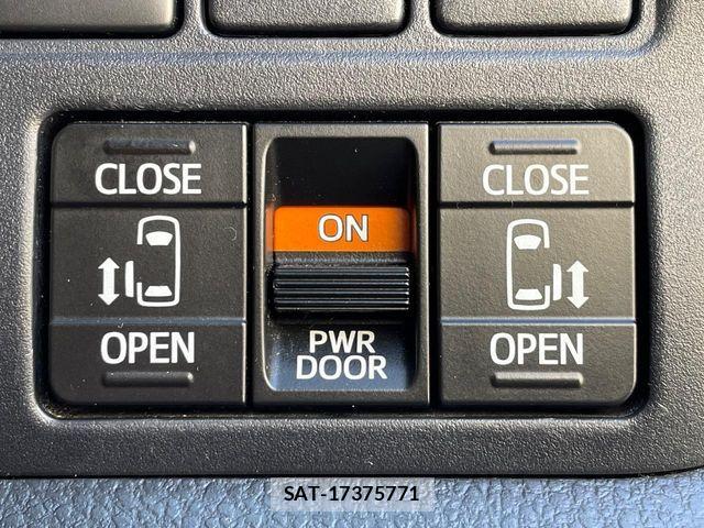 Toyota VOXY 2017-07 6817949-4