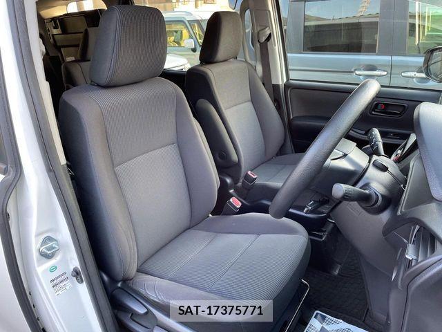 Toyota VOXY 2017-07 6817949-7