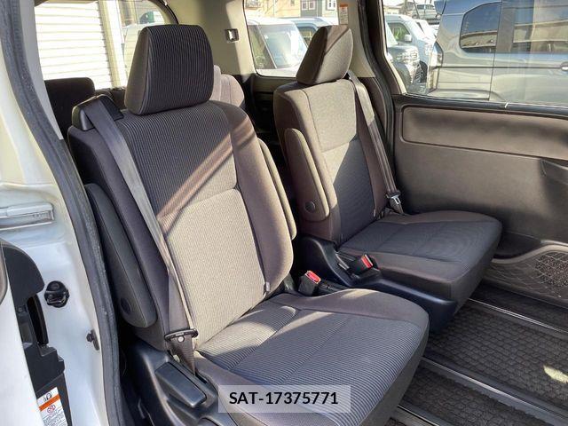 Toyota VOXY 2017-07 6817949-8