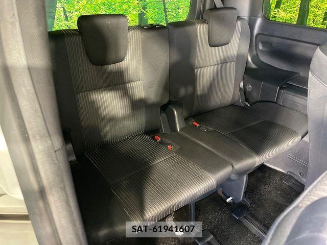Toyota VOXY 2018-11 6817906-9