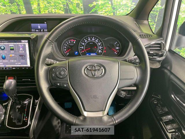 Toyota VOXY 2018-11 6817906-11