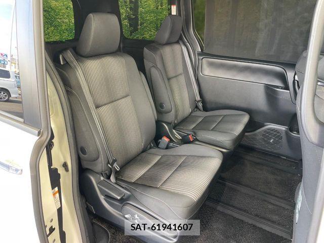 Toyota VOXY 2018-11 6817906-8