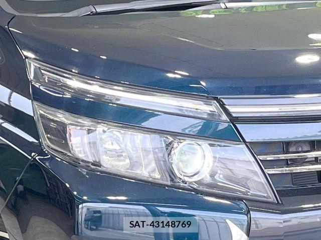Toyota VOXY 2014-03 6817929-12