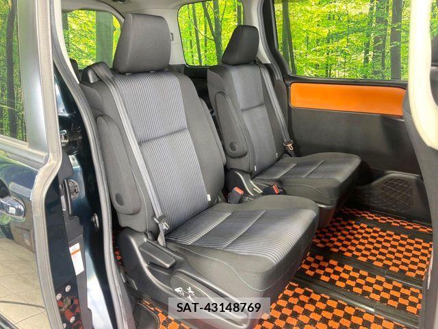 Toyota VOXY 2014-03 6817929-8