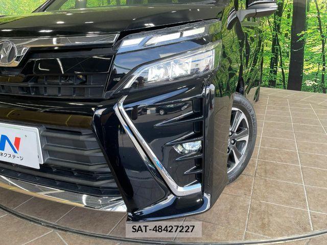 Toyota VOXY 2017-08 6817925-12
