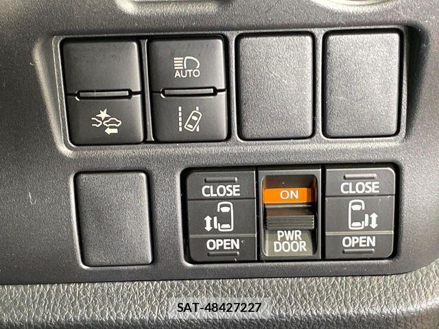 Toyota VOXY 2017-08 6817925-5