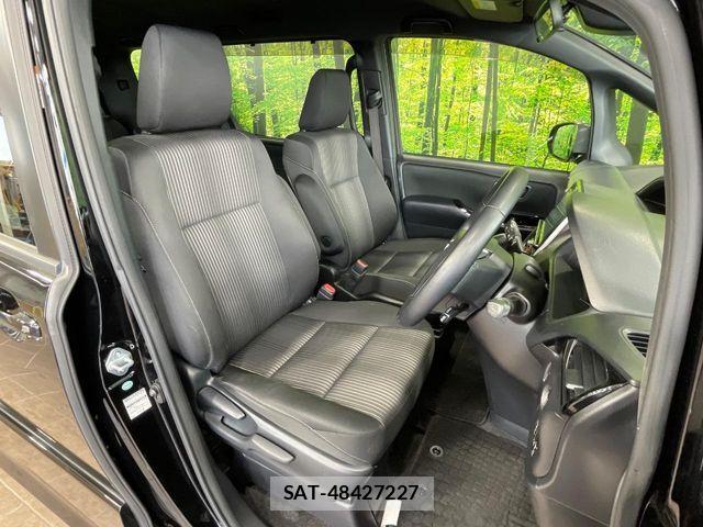 Toyota VOXY 2017-08 6817925-7
