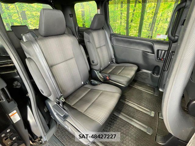 Toyota VOXY 2017-08 6817925-8