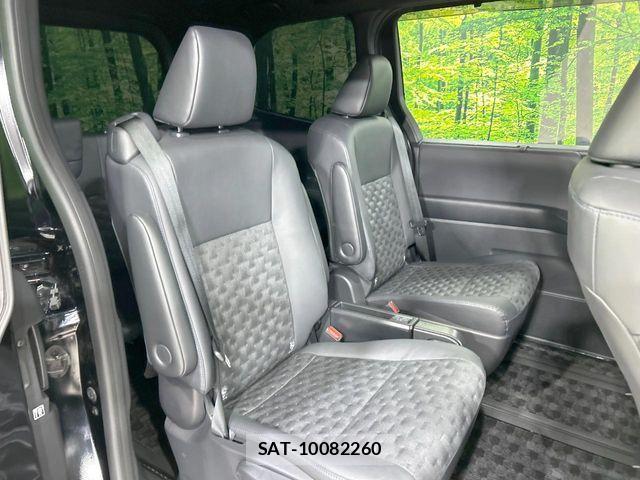 Toyota VOXY 2023-05 6817892-8
