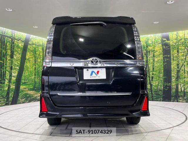 Toyota VOXY 2015-02 6817927-15
