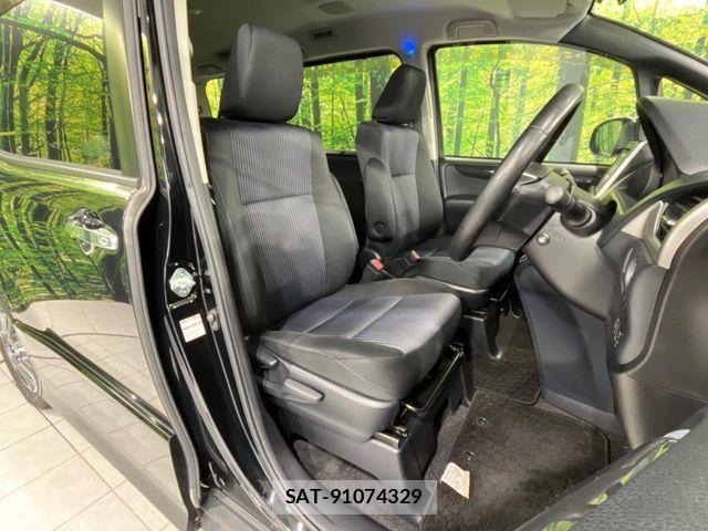 Toyota VOXY 2015-02 6817927-7