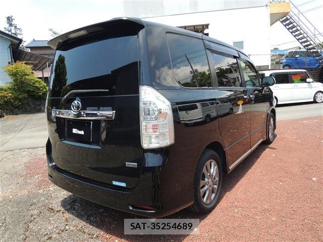 Toyota VOXY 2013-05 6817964-13