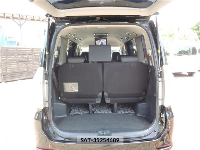 Toyota VOXY 2013-05 6817964-16