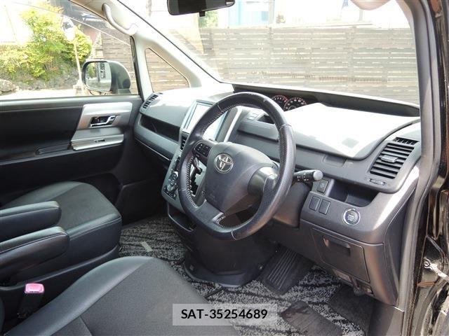 Toyota VOXY 2013-05 6817964-17