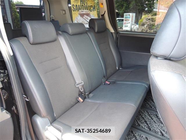 Toyota VOXY 2013-05 6817964-19