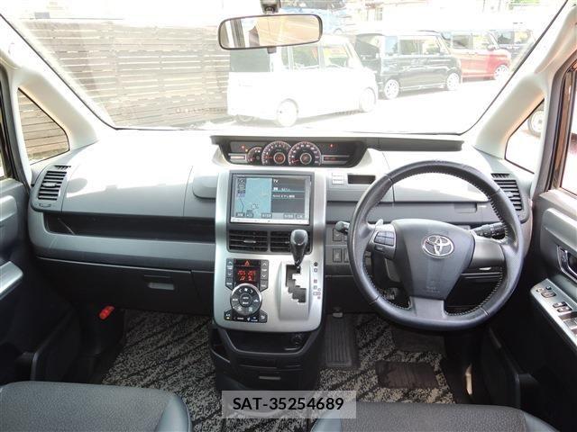 Toyota VOXY 2013-05 6817964-22
