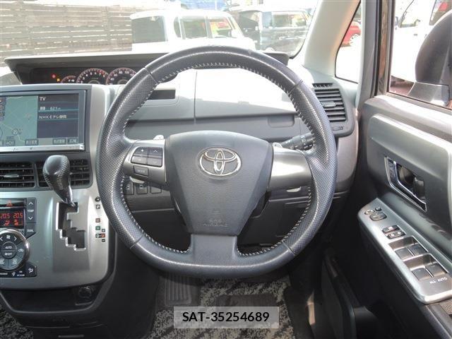 Toyota VOXY 2013-05 6817964-23