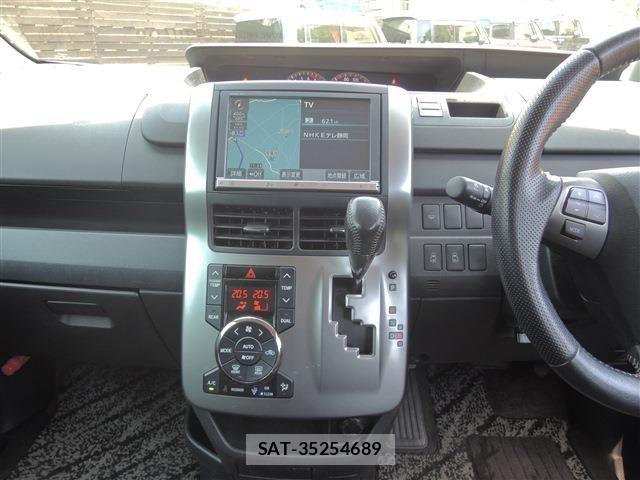 Toyota VOXY 2013-05 6817964-24