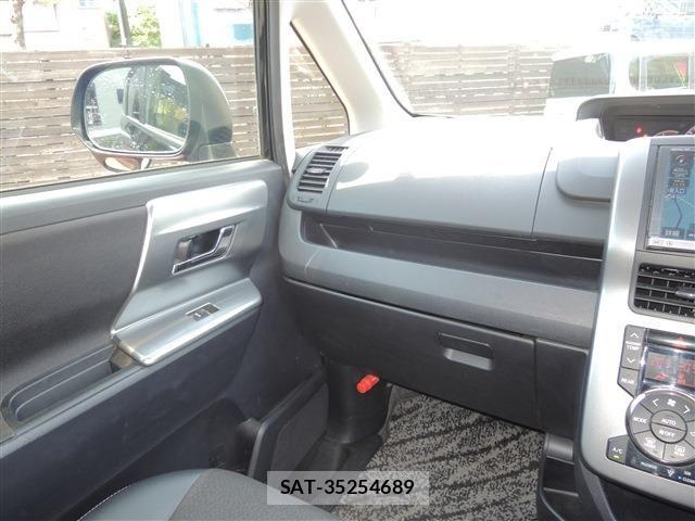 Toyota VOXY 2013-05 6817964-25