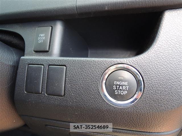 Toyota VOXY 2013-05 6817964-26