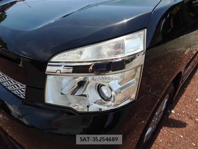 Toyota VOXY 2013-05 6817964-5