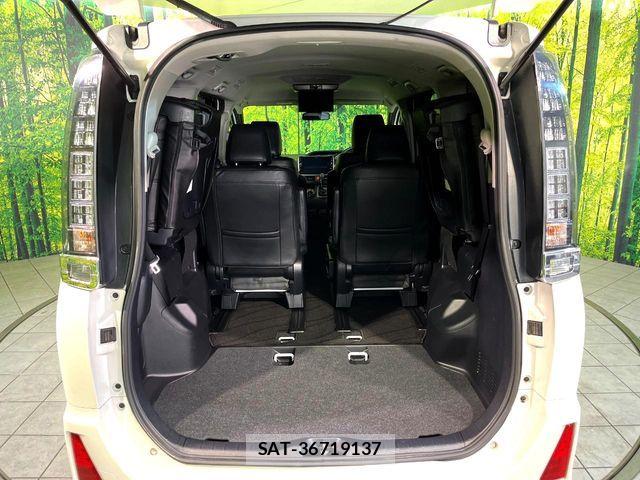 Toyota VOXY 2017-04 6817946-10