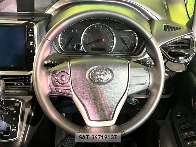 Toyota VOXY 2017-04 6817946-11