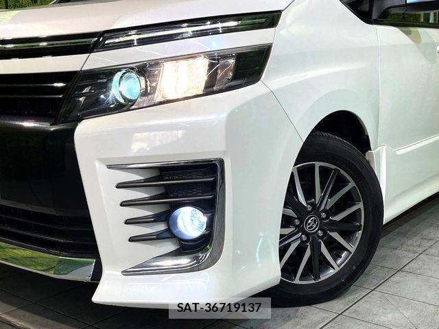 Toyota VOXY 2017-04 6817946-12