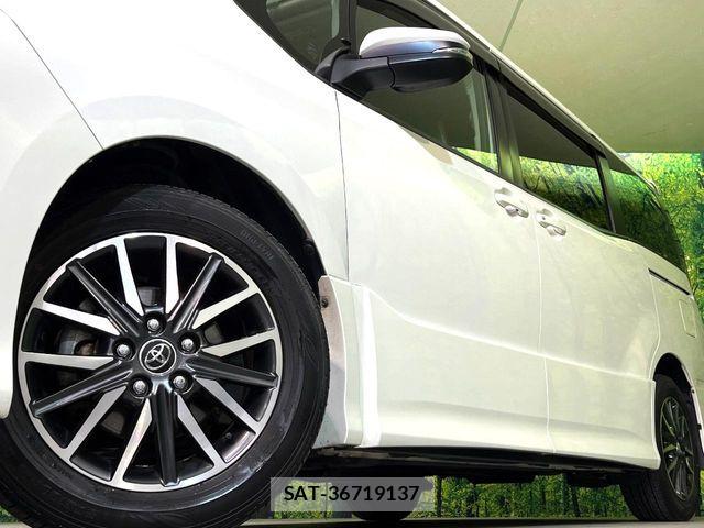 Toyota VOXY 2017-04 6817946-13