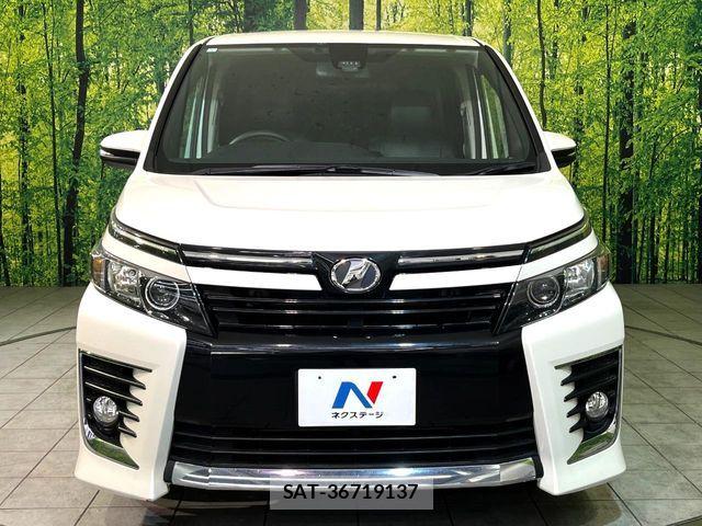 Toyota VOXY 2017-04 6817946-14