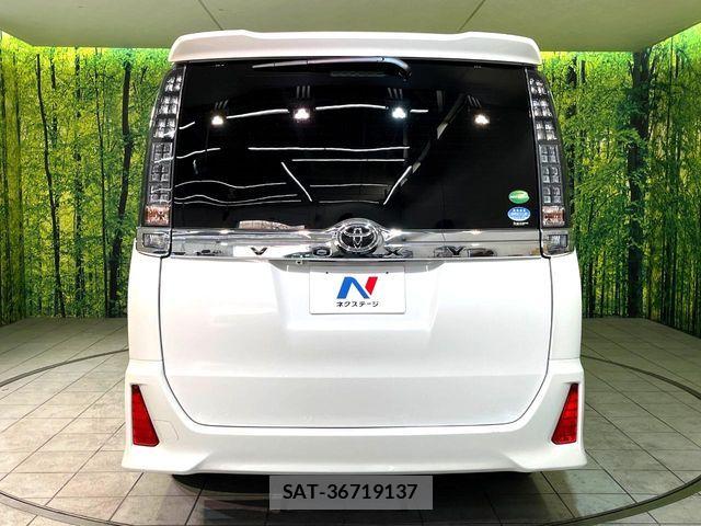 Toyota VOXY 2017-04 6817946-15